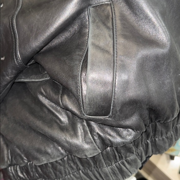 Men's Sleek Black Leather Bomber Jacket - Picture 14 of 15